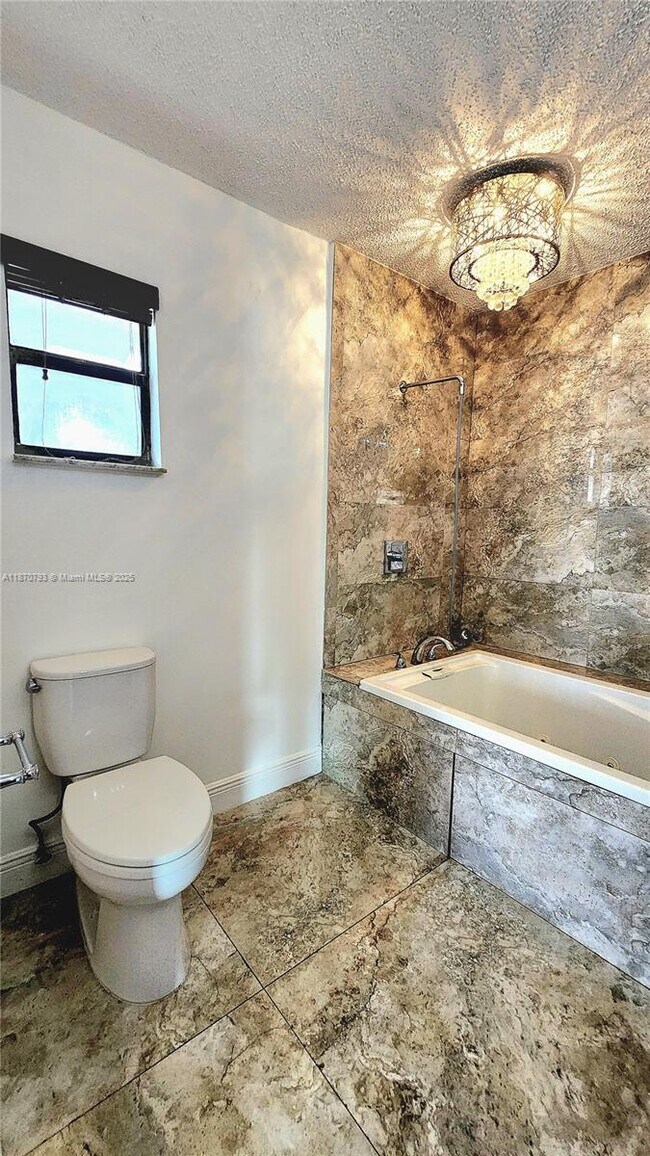 Building Photo - 513 S Ocean Dr