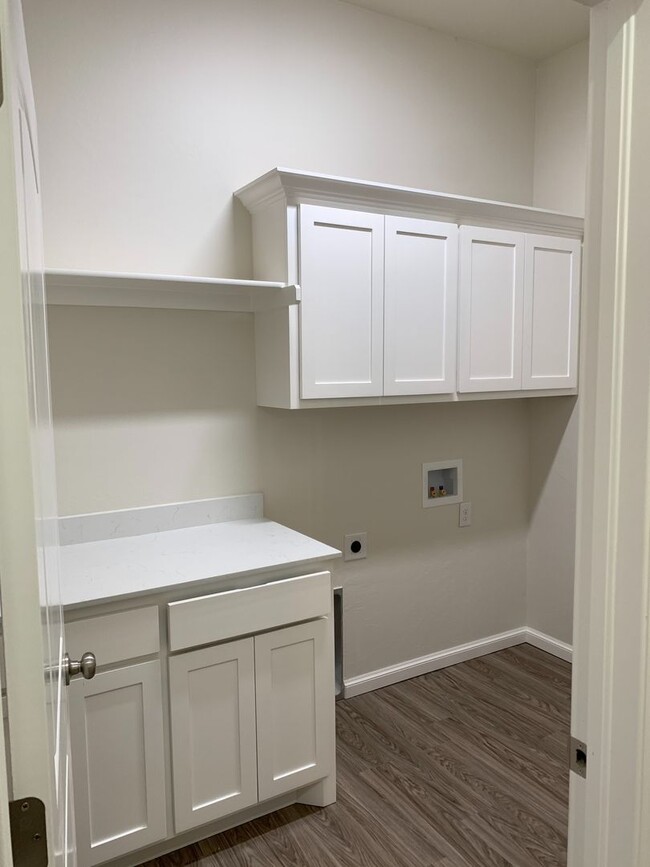 Building Photo - 3 bed, 2.5 bath home in sought after gated...