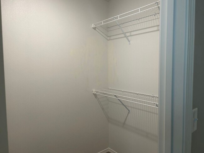 Building Photo - 3 bedroom home with fenced in back yard!