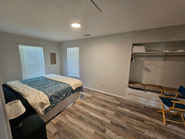 Building Photo - NIce remodeled 2 bedroom home close to dow...