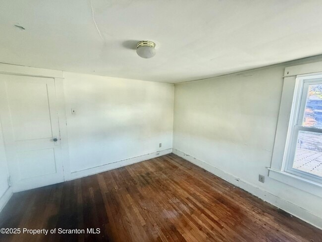 Building Photo - 662 Simpson St