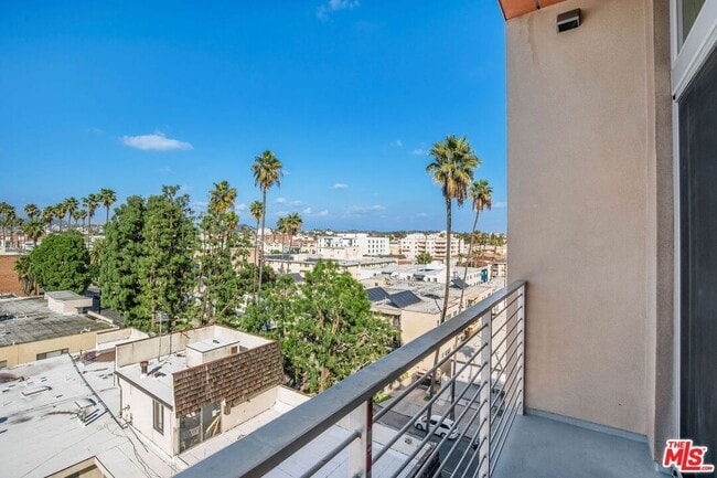 Building Photo - 453 S Kenmore Ave