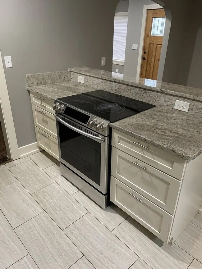 Building Photo - 2 Bedroom 1 Bathroom