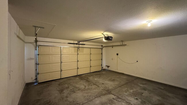 Building Photo - SW 2 story 4 bdrm Large yard