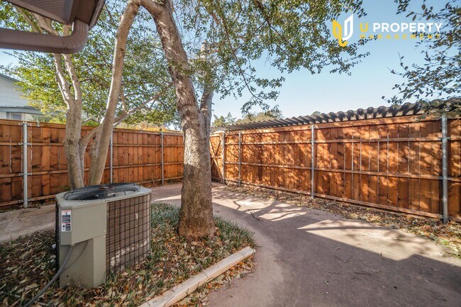 Building Photo - Sweet townhome in Dallas