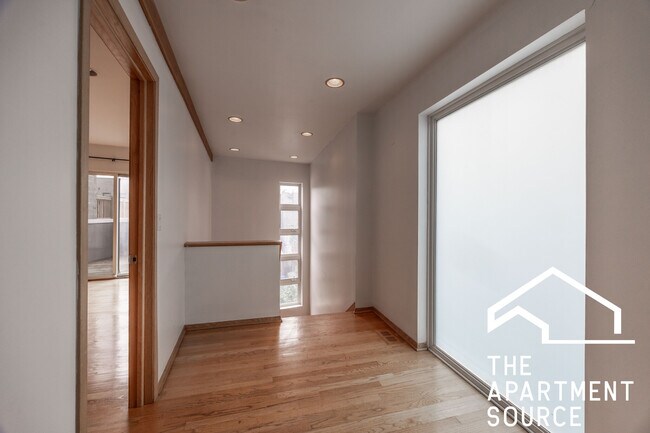 Building Photo - 1049 N Winchester Ave