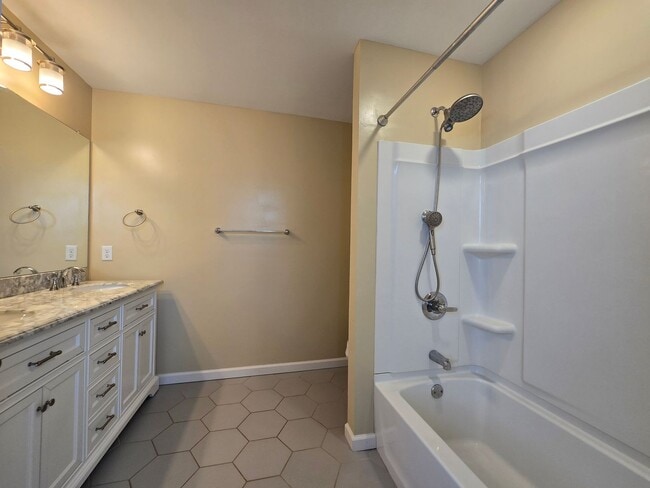 Building Photo - Super, Renovated 3 bed 1 bath! Available Now!