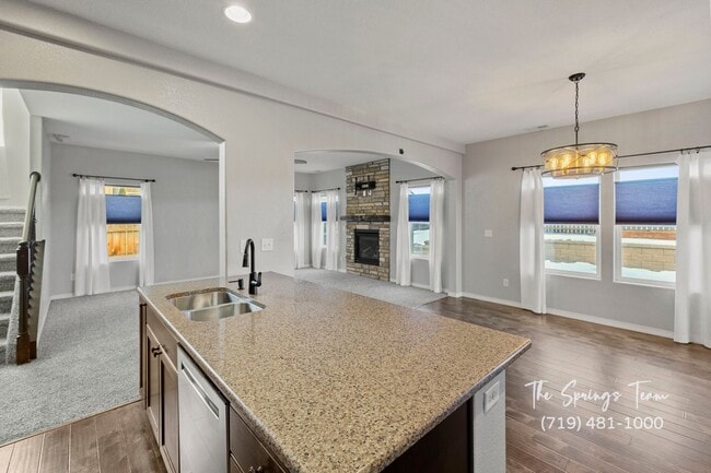 Building Photo - STUNNING 4BD HOME w/ NO ELECTRIC BILL! - Security Deposit Waiver Available