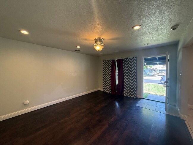 Building Photo - 7400 Loma Verde Way
