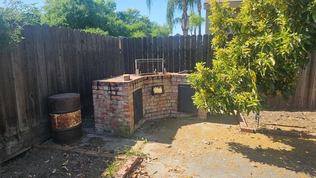 Building Photo - 92 W Gettysburg Ave