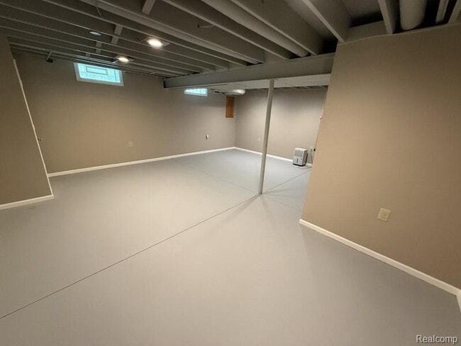 Building Photo - 8303 Lenore Ave