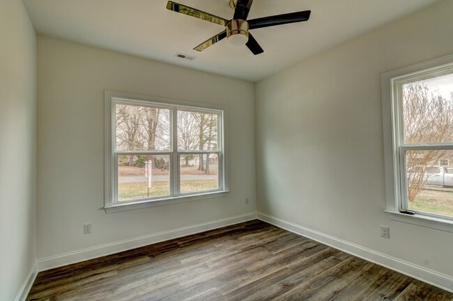 Building Photo - 201 Dale Dr