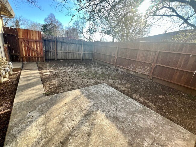 Building Photo - 2044 Red Robin Ln