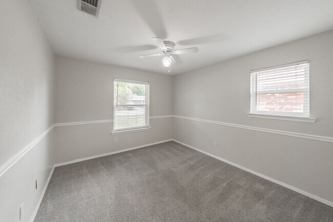 Building Photo - 1300 Potomac Dr