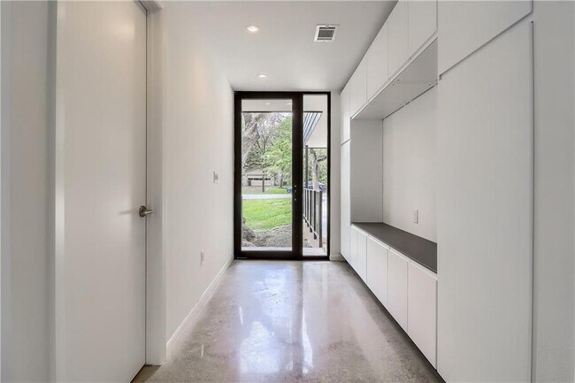 Building Photo - 9400 Shady Oaks Dr