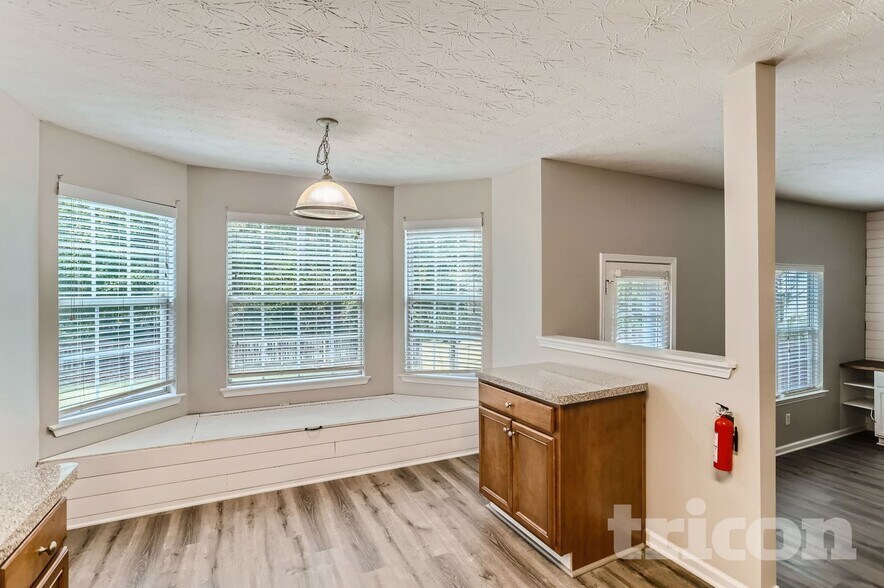 Building Photo - 10 St Charles Pl