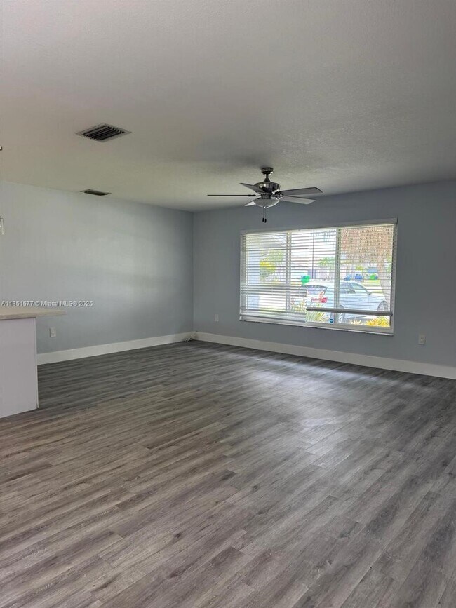 Primary Photo - 11500 NW 39th St