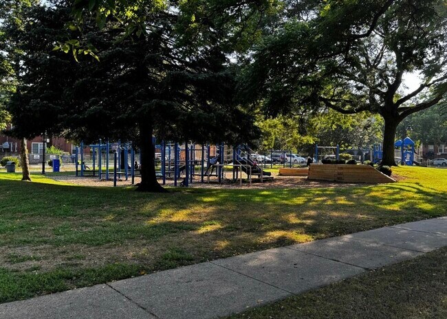 Building Photo - 725 Brummel St