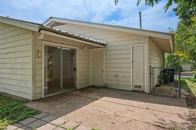 Building Photo - 7009 Isabelle Dr