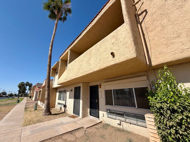 Building Photo - Glendale 3 Bed / 2 Bath Townhome | Two-Story Layout