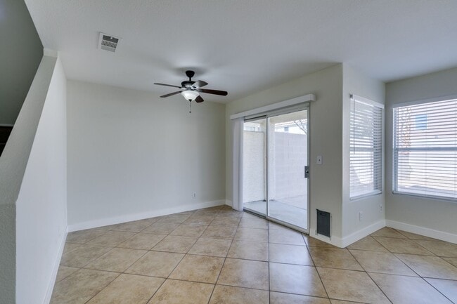 Building Photo - Charming 3 bedroom, 2.5 bathroom home near Summerlin