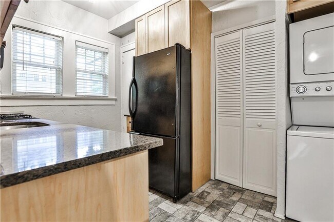Building Photo - 864 Charles Allen Dr NE
