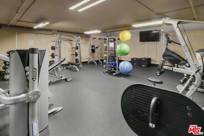 Building Photo - 10982 Roebling Ave