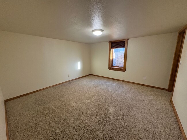 Building Photo - 3 bedroom 2 bathroom house