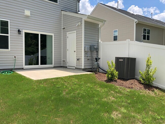 Building Photo - 3 Bed 2.5 Bath End Unit with Fenced in Backyard at Winsford At the Park!