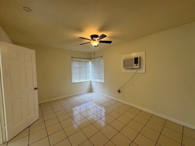 Building Photo - 1705 Moffett St