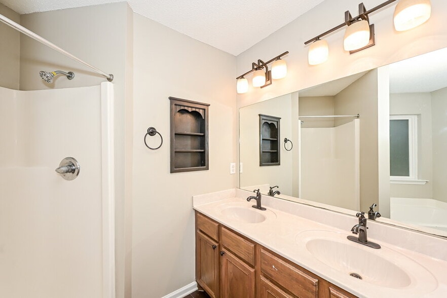 Building Photo - 2204 Joann Dr