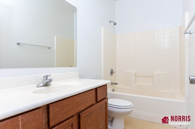 Building Photo - Beautiful Large Home Available Now!