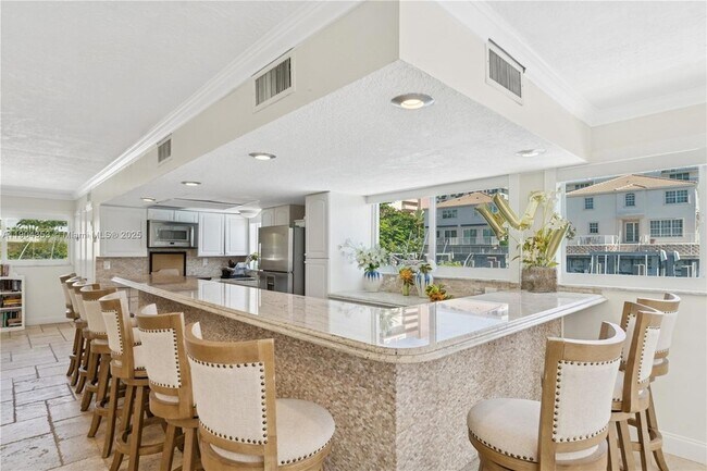 Building Photo - 1160 Hillsboro Mile Unit 901