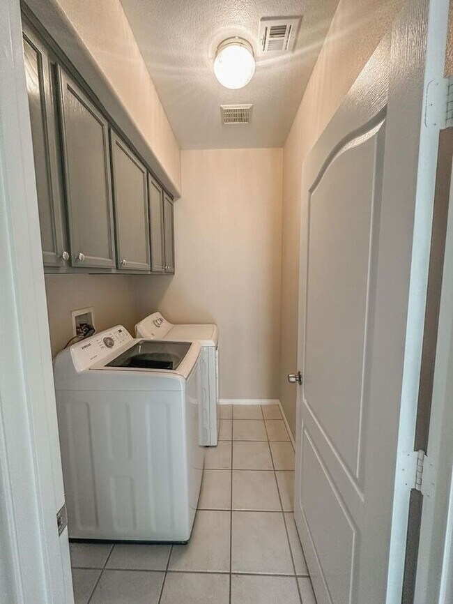 Building Photo - IMMACULATE REMODLED 2 STORY HOME IN HENDER...