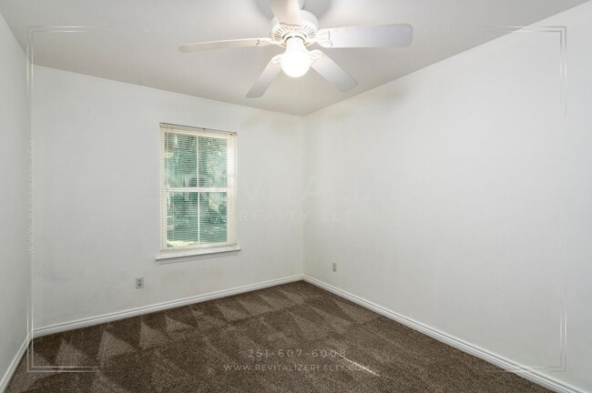 Building Photo - Charming 3-Level Home with Water Access in...