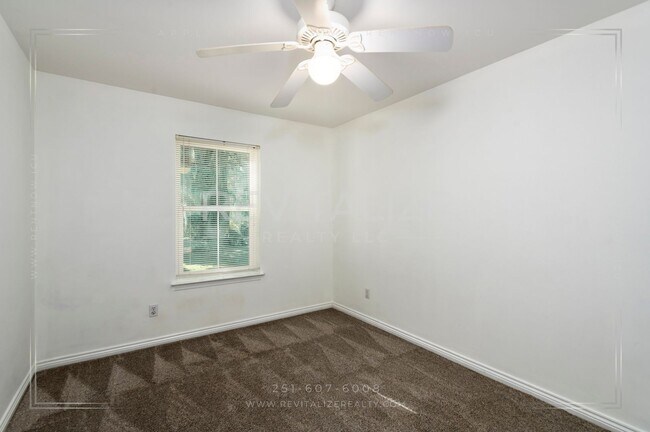 Building Photo - Charming 3-Level Home with Water Access in Daphne, AL