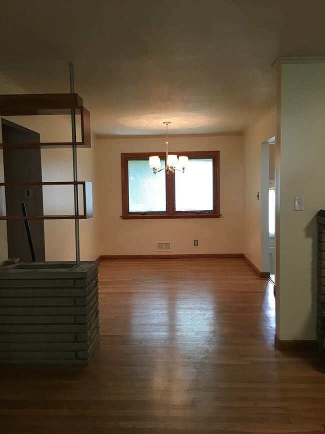 Building Photo - Worthington Schools.  Blocks from downtown.