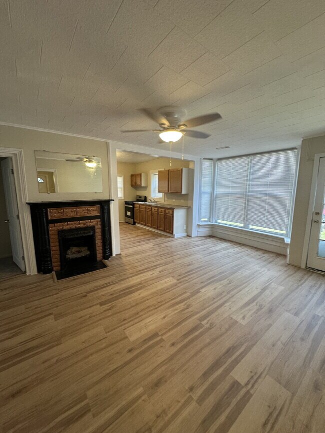 Building Photo - 3-Bedroom Duplex