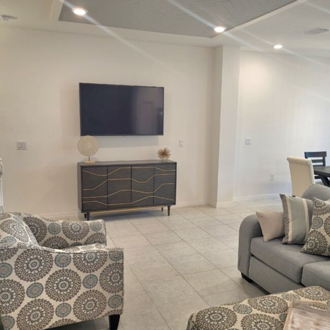 Building Photo - 3bed/2.5 Bths Townhome in Fishhawk. Lots o...