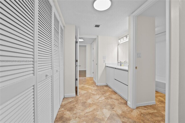 Building Photo - 20225 NE 34th Ct