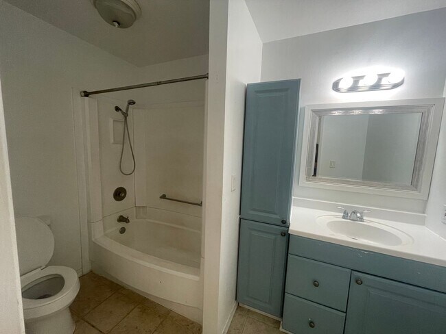 Building Photo - Beautiful 4 Bed 2 Bath in Makakilo with Large Backyard!