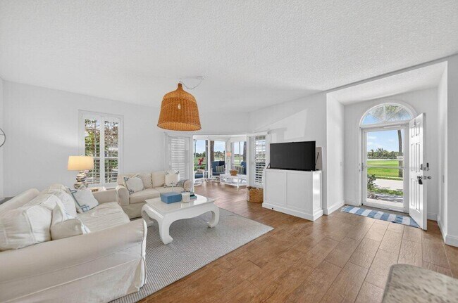 Building Photo - 391 NE Plantation Rd