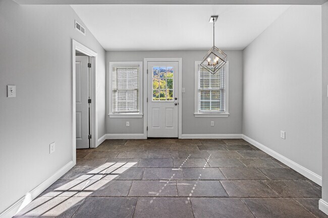 Building Photo - 733 E Elm St