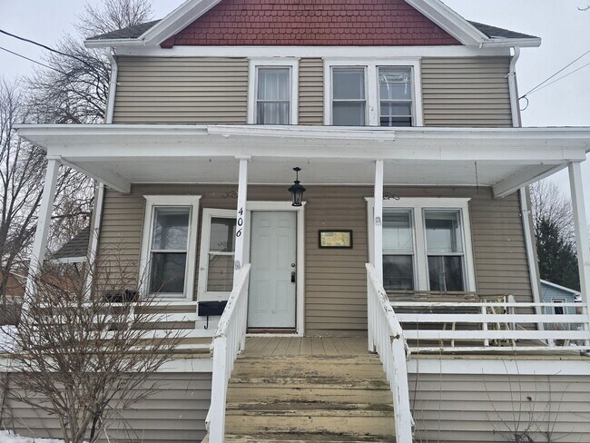 Building Photo - 406 Naymut St