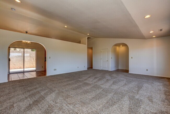 Building Photo - Large 3 bedroom 2 bathroom home in Prescott