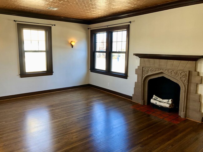 Building Photo - Beautifully renovated single-level home in...
