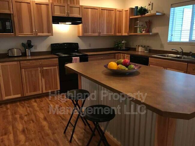 Building Photo - 572 NE Stadium Way