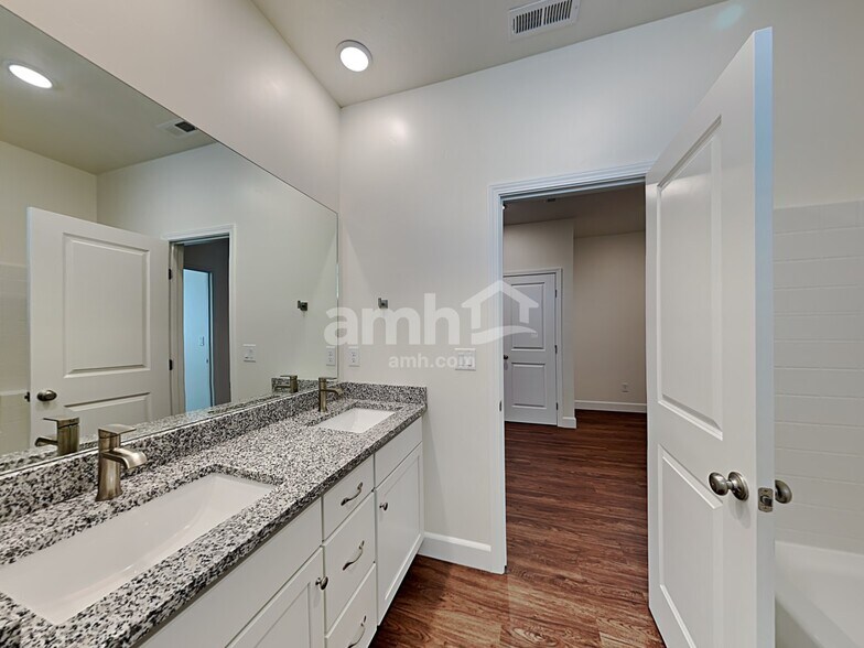 Building Photo - 1768 N Montgomery Way