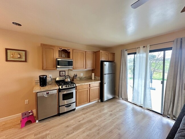 Building Photo - Quiet 1 Bedroom 1 Bathroom Furnished Apartment Home Available 06/01/2026 Rent Price Includes ALL ...