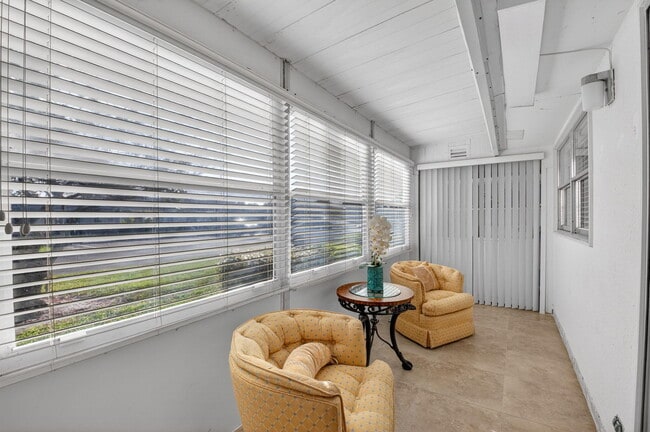 Building Photo - 1 Valencia A